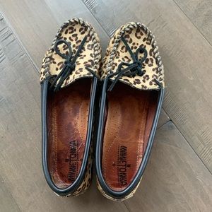 Minnetonka 7.5/8 Cheetah Flats